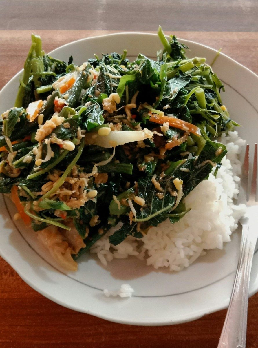 Assiette de légumes verts cuits servis avec du riz blanc