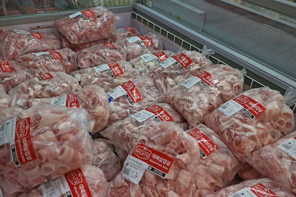 Viande de volaille emballée sous plastique dans un bac réfrigéré