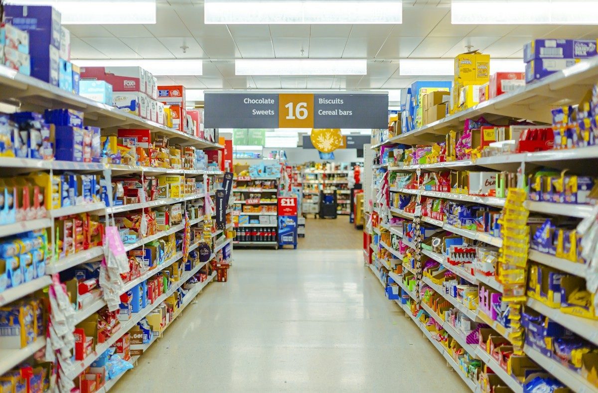 Rayon de supermarché rempli de produits emballés