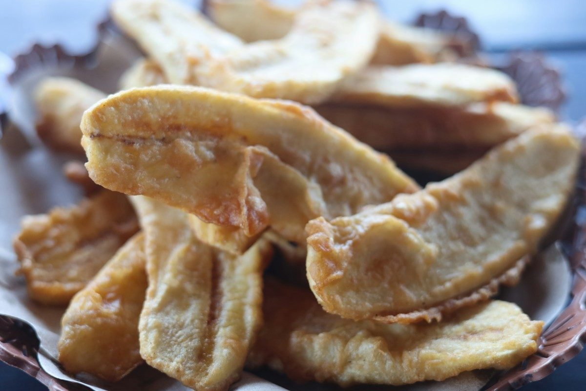 Tranches de plantain mûr frites, dorées, dans une assiette
