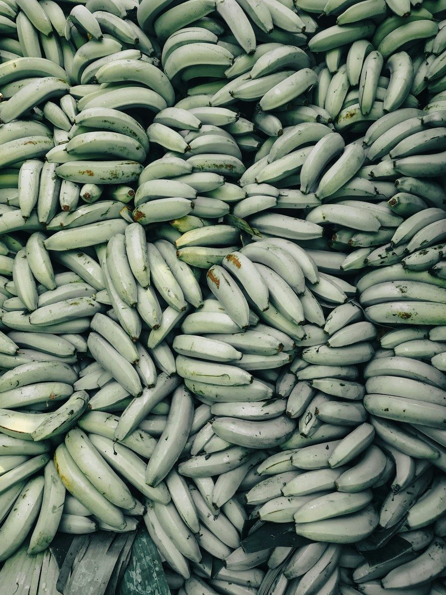 Grand tas de bananes vertes vu du dessus