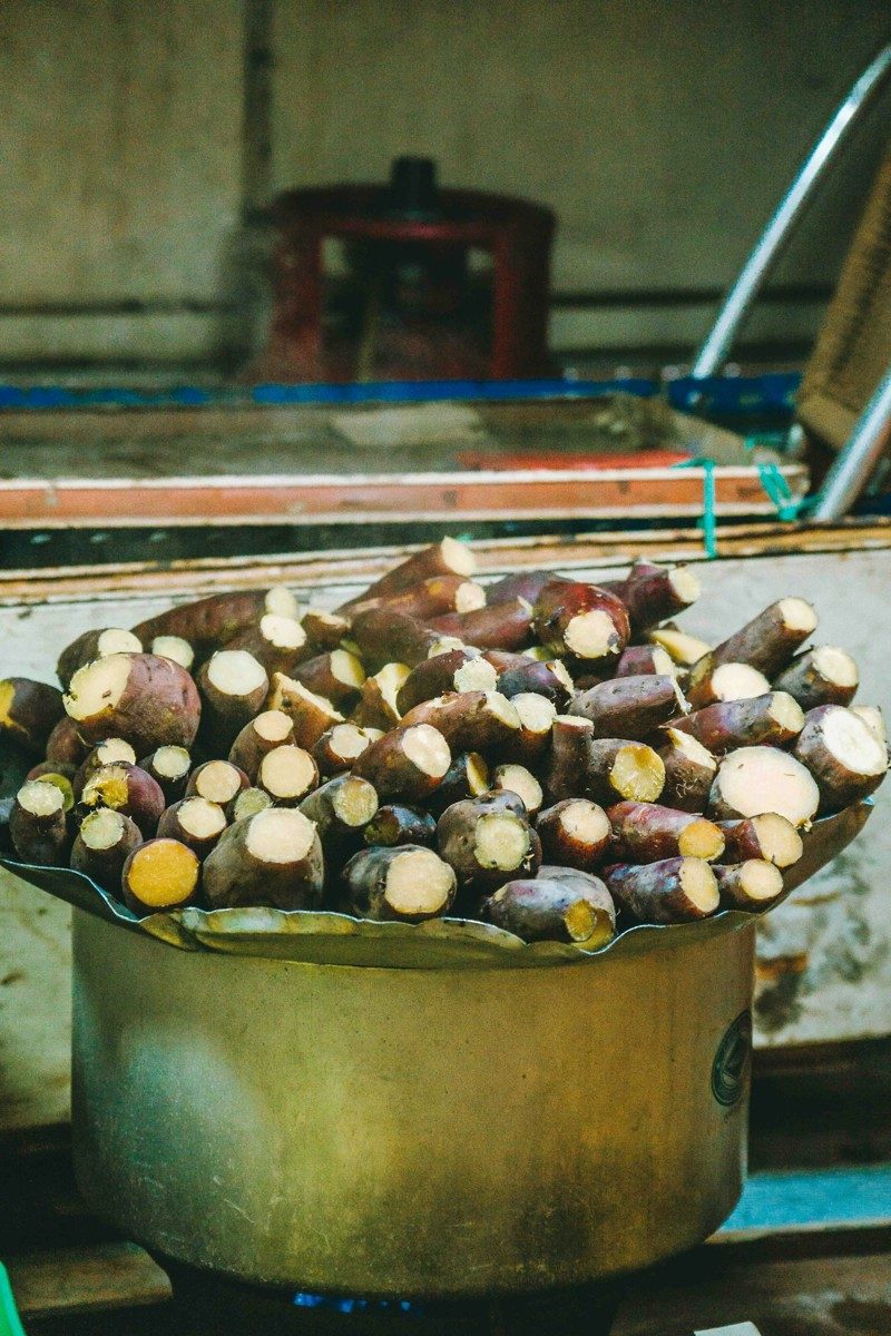Grande marmite remplie de morceaux de manioc